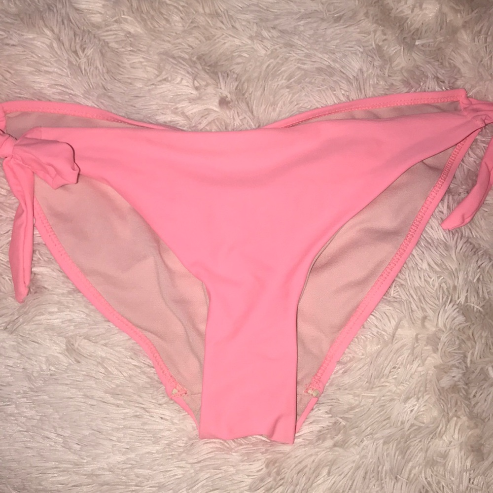 Scrunched bathing suit bottoms